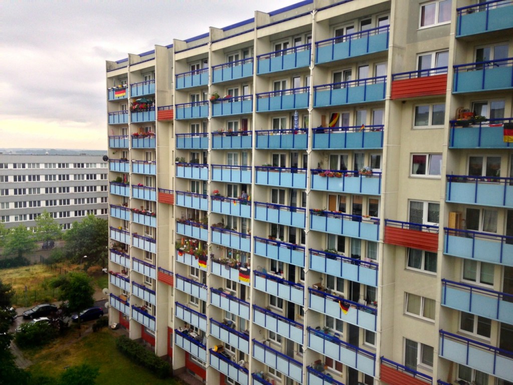 bloki z czasów NRD , widok z okna hotelu który mieści się w takim samym bloku jak na zdjęciu