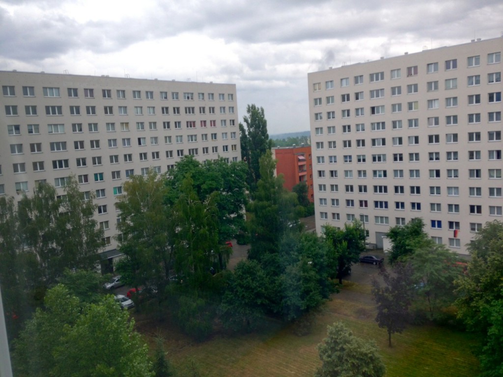 Widok z okna hotelu na drugą stronę "podwórka" NRDowskiego blokowiska