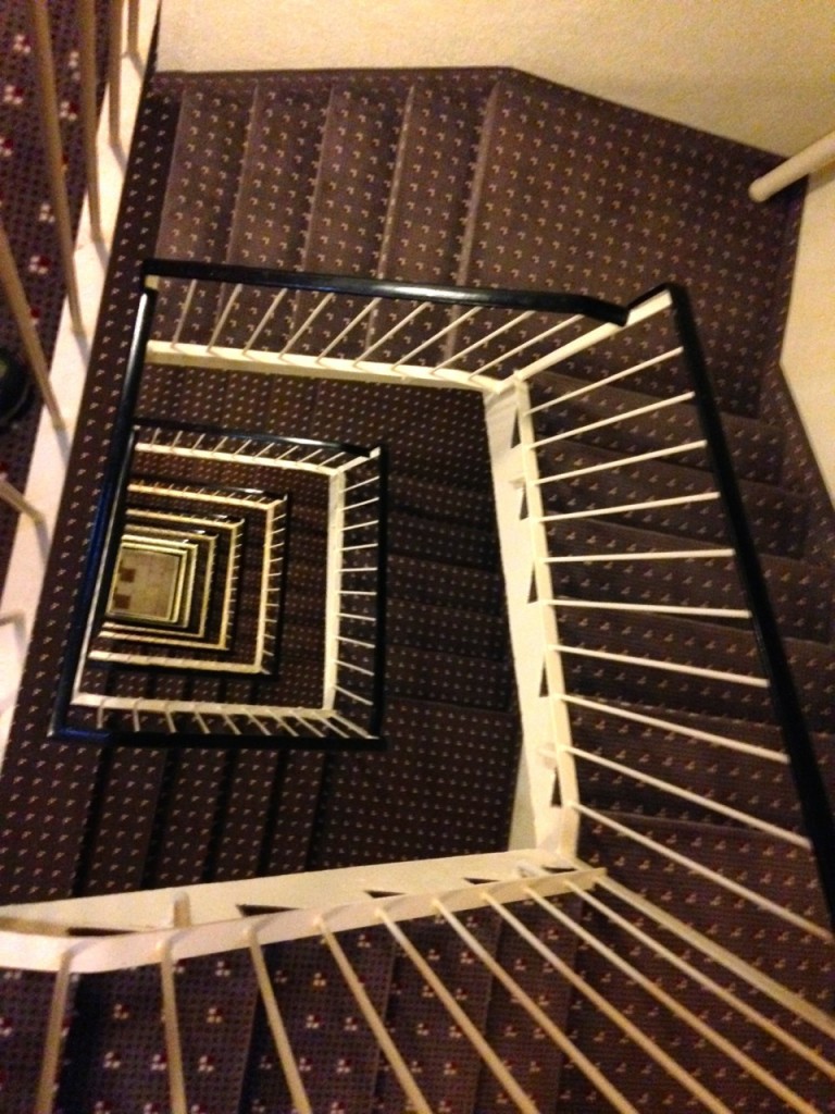 charakterystyczna klatka schodowa, wzdłuż niekończącego się korytarza na piętrze są trzy takie klatki schodowe i dwa piony wind